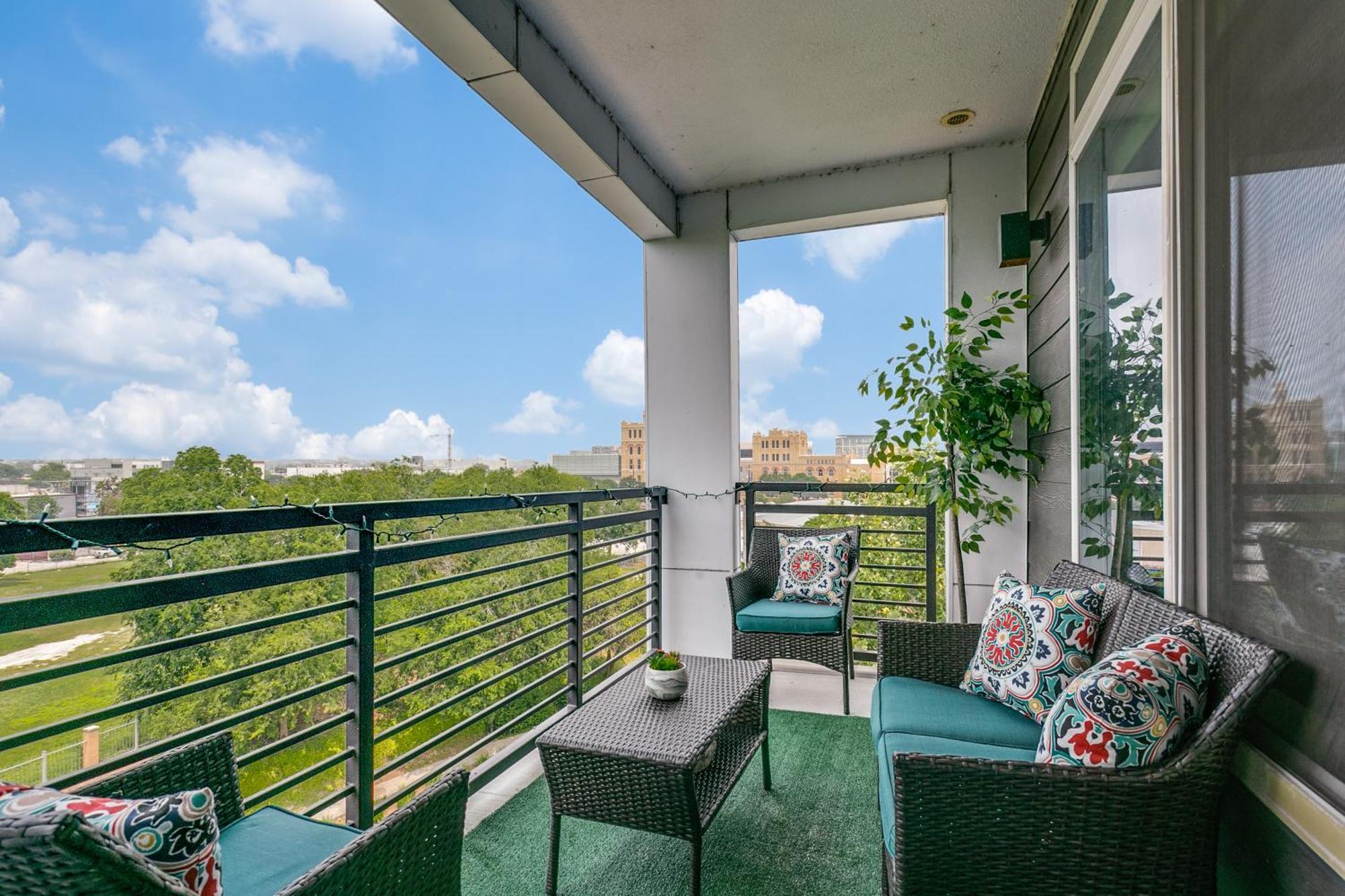 Beautiful Condo On Riverwalk W King Ste Free Parking Pet Friendly Centrally Located On The Riverwalk San Antonio Luaran gambar
